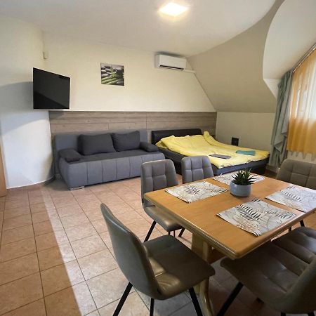 זמראדי Kuenszler Apartmanhaz מראה חיצוני תמונה